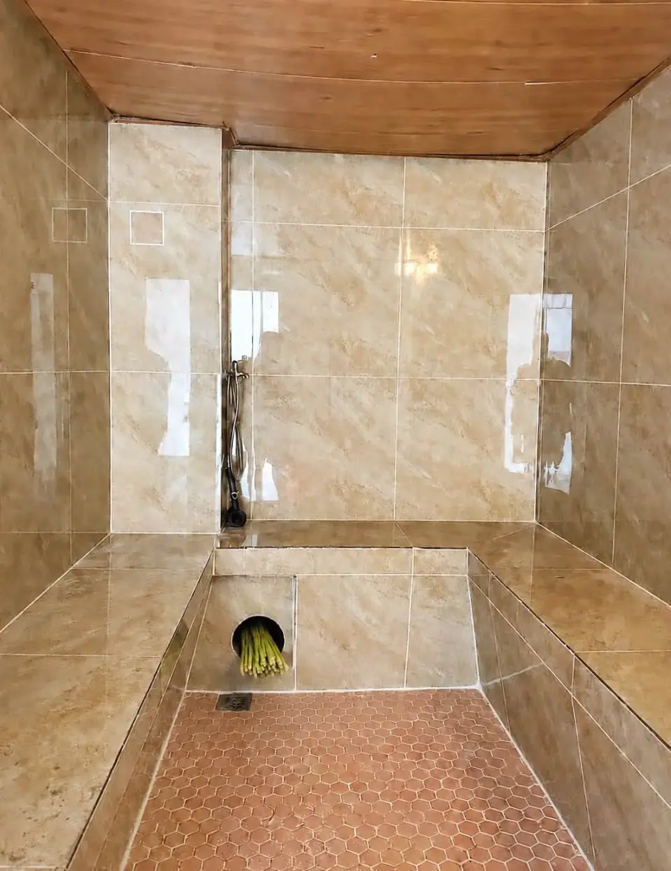 Phòng xông hơi ướt tại DaBee Spa với ghế ngồi ốp gạch và sả tươi